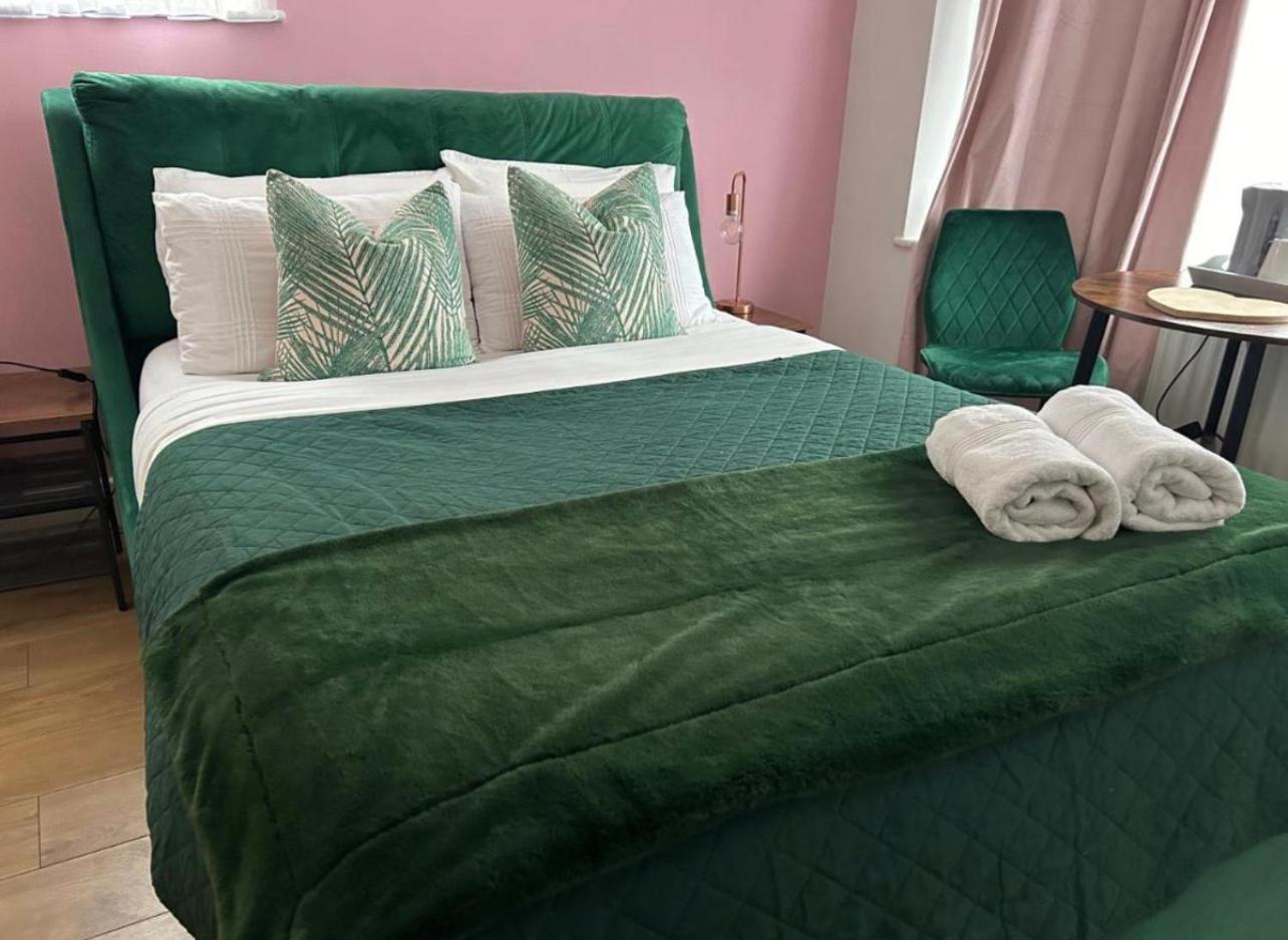 The Lily Pad Near Poole Dorset Self Contained Private Entrance And Free Parking * Corfe Mullen